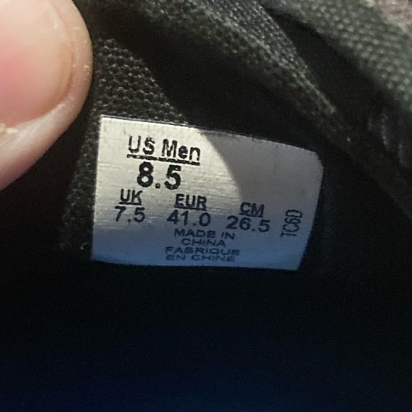 Vans black sneakers in size Men’s 8.5. Great Condition. See pictures for details - Picture 5 of 6